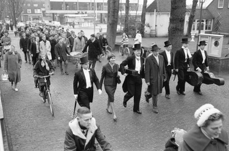 HVB FO 00851  Intocht Nederlands Studenten Orkest