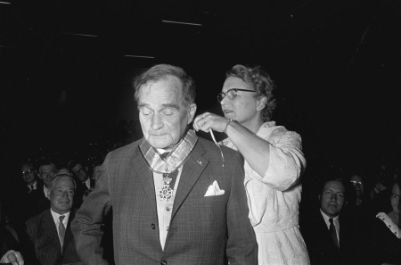 HVB FO 00855  Adriaan Roland Holst wordt gedecoreerd door Marga Klompé