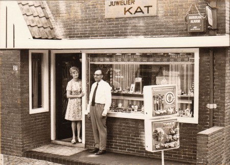 HVB FO 00867  Juwelier Kat en echtgenote voor hun winkel