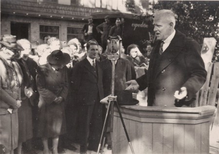 HVB FO 00878  Dirk Klomp bij onthulling Dr Blok-bank, 1946