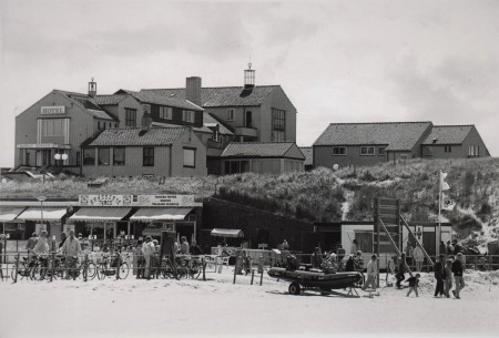 HVB FO 00881  Hotel Nassau Bergen gezien vanaf Rode Plein, ca 1990