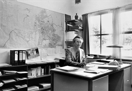 HVB FO 00890  Jan Kallewaard, hoofd Bouw- en Woningtoezicht, ca 1978