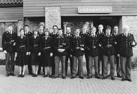HVB FO 00896  Rijkspolitie bij bureau aan Joost Ivanghlaan
