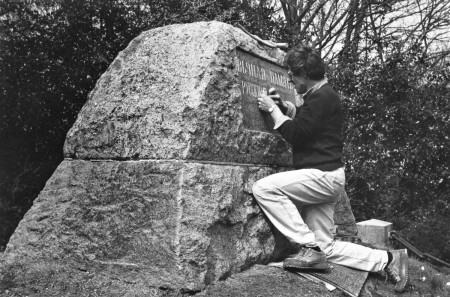 HVB FO 00897  Hans Haker restaureert het Russisch Monument, 1985