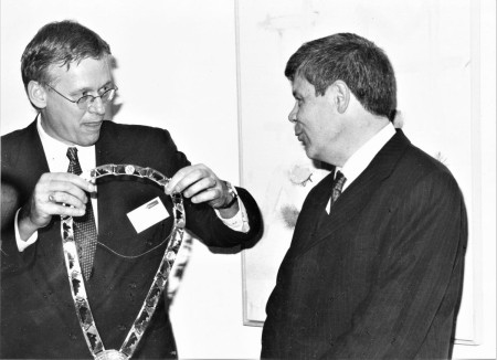 HVB FO 00898  Wethouder Frans Zomers en de nieuwe burgemeester Paul de Winter, 2001