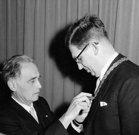 HVB FO 00900  Lo de Ruiter krijgt ambtsketen omgehangen door loco-burgemeester Jacob Hemelrijk, 12 april 1960