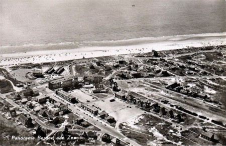 HVB FO 00903  Luchtfoto Bergen aan Zee, ca 1965