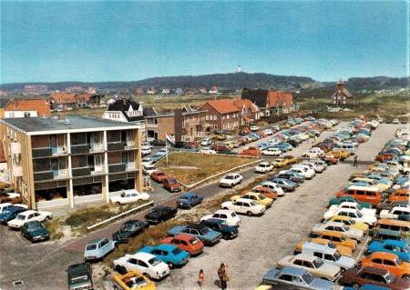 HVB FO 00907  Parkeerplaatsen bij Prins Maurits en de Kerkstraat,  ca 1972