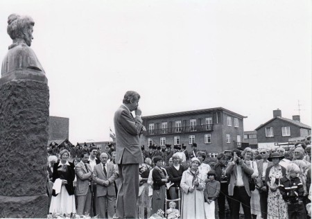HVB FO 00918  Jan Duijvis spreekt tijdens viering 75 jaar Bergen aan Zee