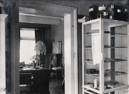 HVB FO 00927  Doorkijkje in het Dokter Dekkerhuis