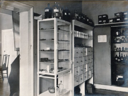 HVB FO 00928  Voorraadkamer in het Dokter Dekkerhuis
