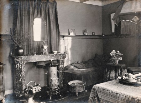 HVB FO 00929  Woonkamer in het Dokter Dekkerhuis