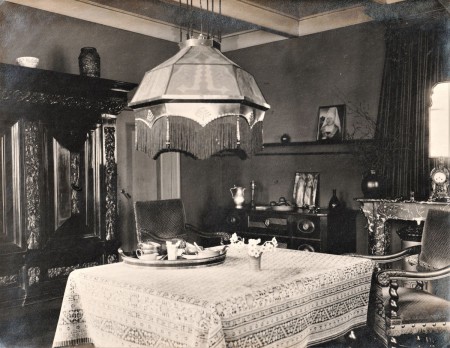 HVB FO 00930  Woonkamer in het Dokter Dekkerhuis