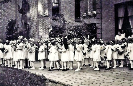 HVB FO 00945  Bruidsmeisjes bij intocht nieuwe priester