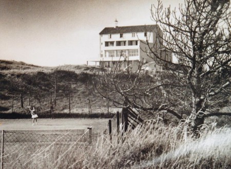 HVB FO 00971  Hotel Nassau Bergen gezien vanuit het Parnassiapark