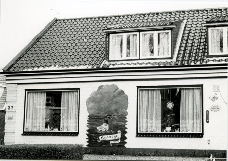 HVB FO 01000  Woning Dorpsstraat 27 met muurschildering Kinderdijk