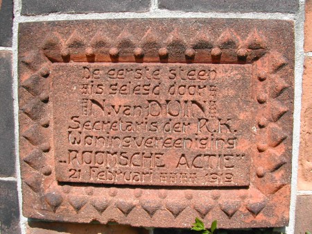 HVB FO 01002   Gevelsteen Woningvereniging Roomsche Actie, Zakedijkje
