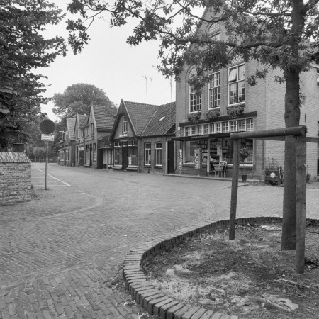 HVB FO 01014  Oude Prinsweg gezien vanaf het postkantoor, 1983