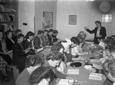 HVB FO 01016  Volkshogeschool Bergen, tijdens een les