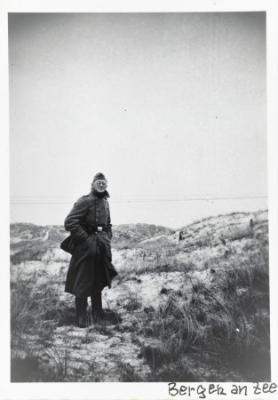 HVB FO 01030  Wehrmachtsoldaat in de duinen bij Bergen aan Zee