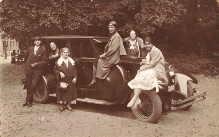 HVB FO 01034  Onbekend gezelschap rond een auto bij Duinvermaak