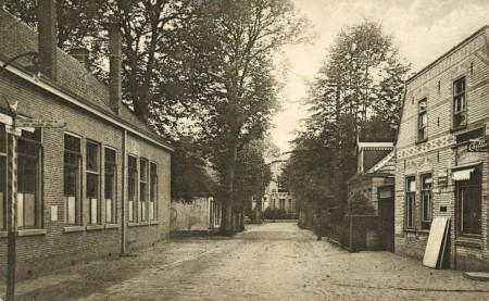 HVB FO 01038  Dorpsstraat met de oude lagere school, ca 1900