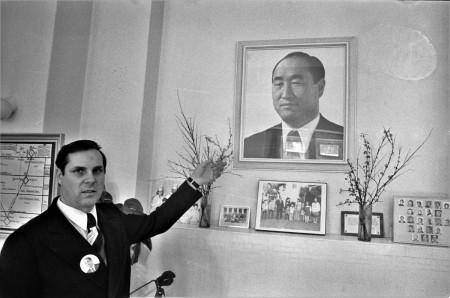 HVB FO 01048  Theo Verheyen, leider van Unified Family, met foto van Rev. Sun M. Moon in Villa Russenduin