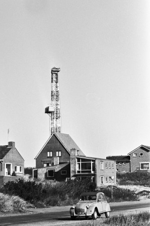 HVB FO 01051  Boortoren van Amoco gezien vanaf Julianalaan