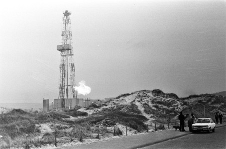 HVB FO 01053  Boortoren bij de C.F. Zeilerboulevard met brandend gas