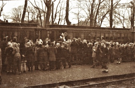 HVB FO 01056  Sinterklaas stapt uit de trein op station Bergen