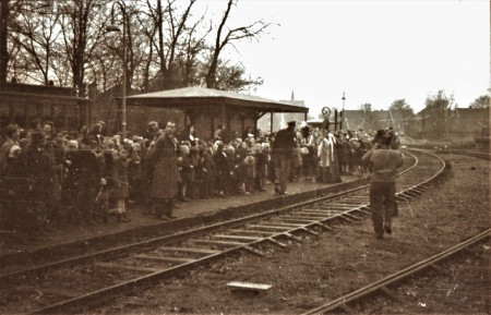 HVB FO 01057  Sinterklaas op station Bergen temidden van een kinderschare