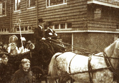 HVB FO 01058   Sinterklaas in een koets in de Raadhuisstraat