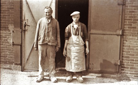 HVB FO 01065  Twee medewerkers van De Pluimvee