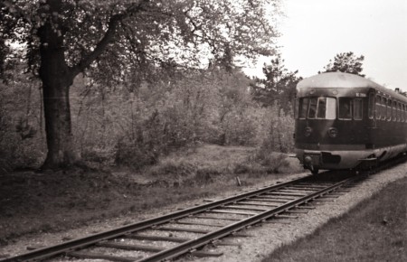 HVB FO 01070  Directietrein van de NS ter hoogte van de Komlaan