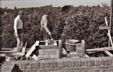 HVB FO 01071  Werklieden op het dak van villa Reigerstoren