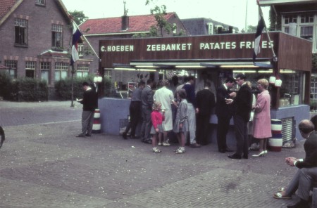 HVB FO 01082  Vis- en patatkraam op het Plein