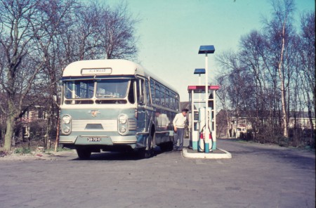 HVB FO 01087  Leyland-bus bij benzinepomp Nassaulaan (lijkt op RAA-PMB-002256)