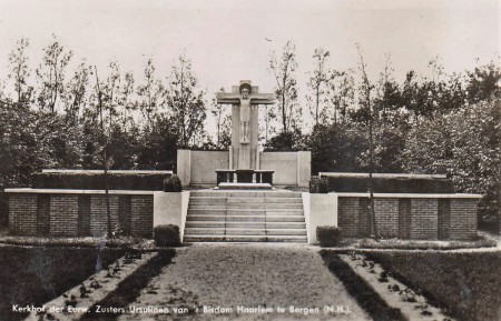 HVB FO 01099  Kerkhof Ursulinen,  ca 1960