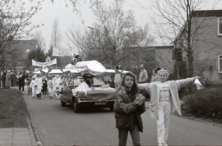 HVB FO 01104  Bevrijdingsoptocht op het Luiveland