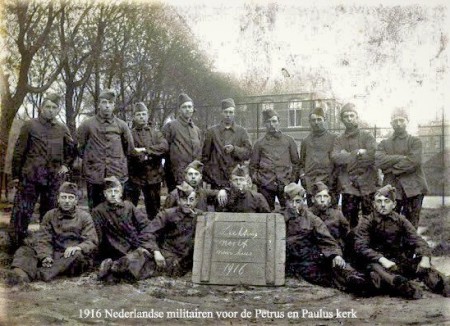 HVB FO 01113  Nederlandse militairen voor de Petrus en Paulus-kerk, 1916