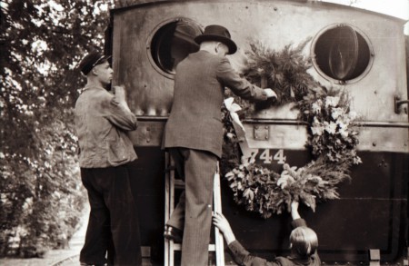 HVB FO 01136  Burgemeester Huygens hangt feestkrans aan Bello (1)