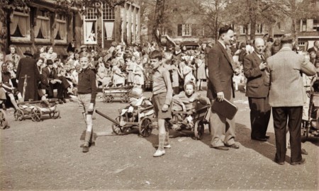 HVB FO 01139  Kinderspelen in de Stationsstraat