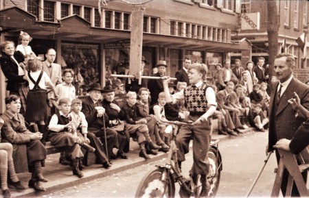 HVB FO 01140  Ringsteken op de fiets bij de kinderspelen