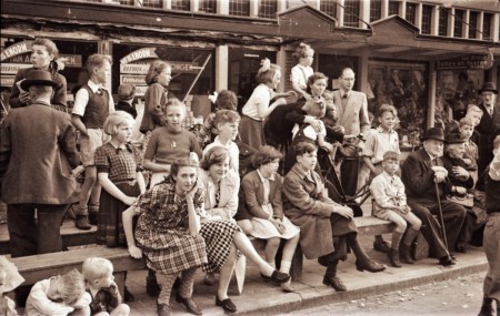 HVB FO 01141  Publiek bij de kinderspelen in de Stationsstraat