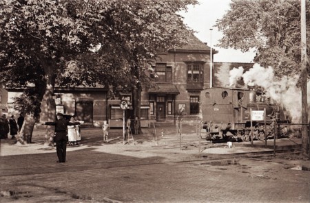 HVB FO 01142  Bello gaat de Breelaan kruisen