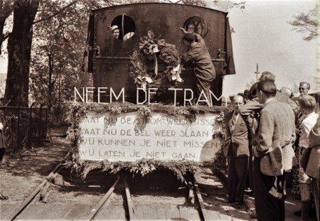 HVB FO 01143  Bello met welsprekend bord tijdens eerste rit in 1951