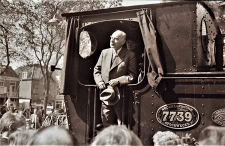 HVB FO 01144  Professor Selleger houdt toespraak vanuit Bello (1)