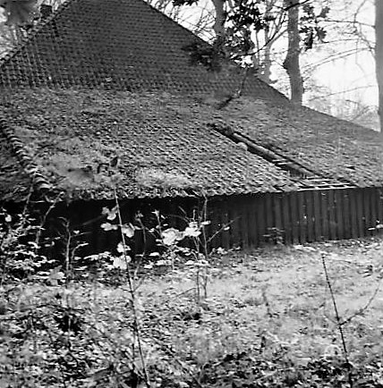 HVB FO 01155  Zwarte Schuur met kapot dak