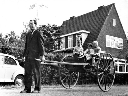 HVB FO 01170  Koos Schekkerman met de sjees uit de Zwarte Schuur