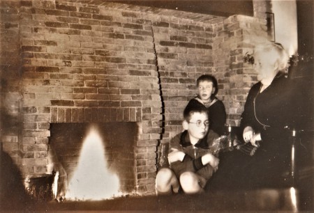 HVB FO 01175  Guurtjeslaan 24, familie bij de open haard